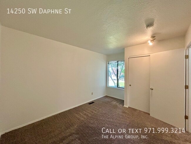 Building Photo - 14250 SW Daphne St