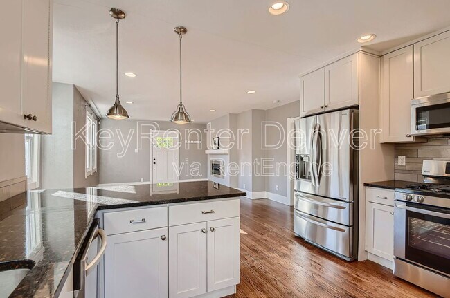 Building Photo - 1418 Roslyn St