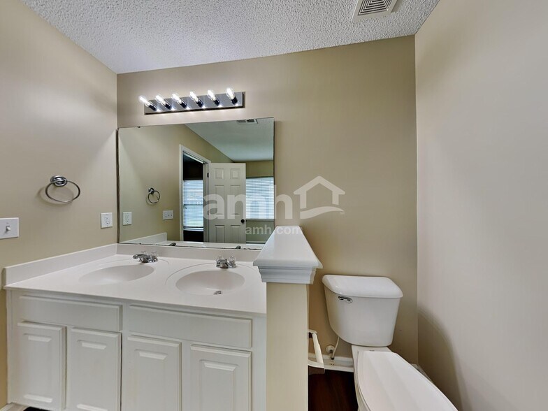 Building Photo - 304 S Port Dr