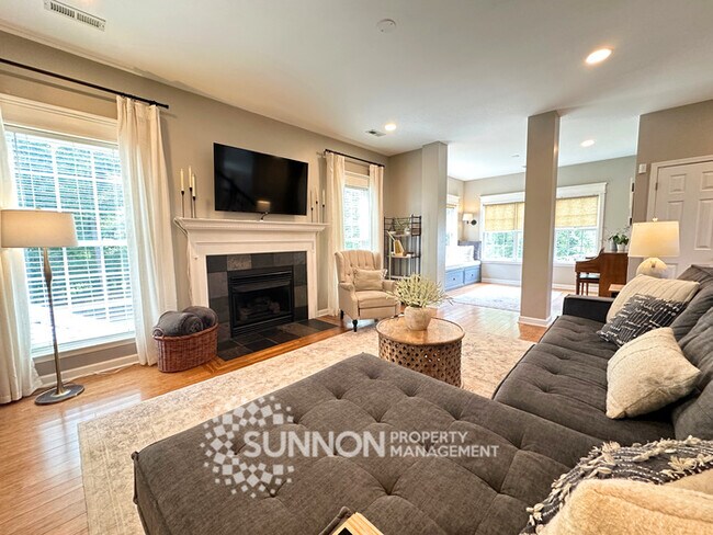 Building Photo - Spacious 3 bed, 2.5 bath with large bonus