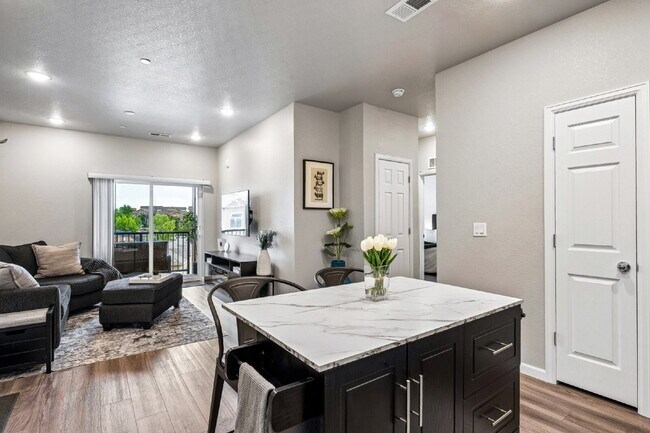 Building Photo - "Charming 2-Bed, 2-Bath Condo Retreat in Littleton - 870 Sq Ft of Cozy Elegance!"