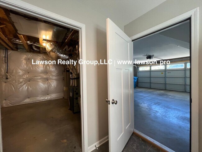 Building Photo - Upscale Three Bedroom in Colonial Green with Garage