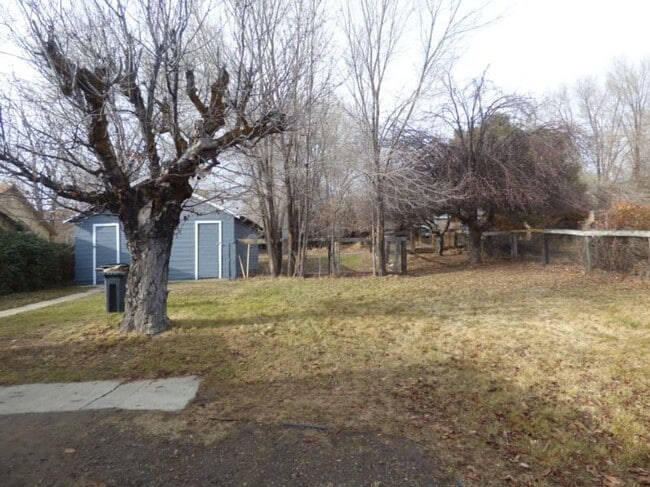 Building Photo - 2 Bedroom/1 Bath Cute House/Duplex