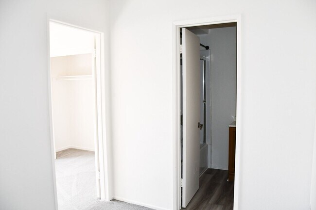 Building Photo - 733 S Fondren St