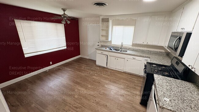 Building Photo - 2 bedroom 1 bathroom house located off the main street Oildale Dr.