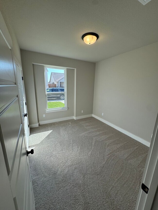 Building Photo - 3/2/2 - FIREPLACE - MUDROOM - GODLEY ISD