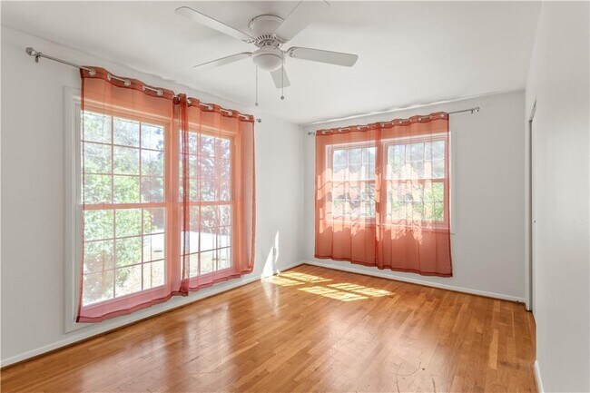 Building Photo - 2866 Highland Dr SE