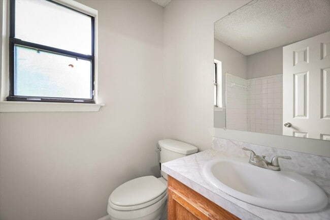 Building Photo - Charming 3-Bedroom, 2-bathroom Gem Awaits!