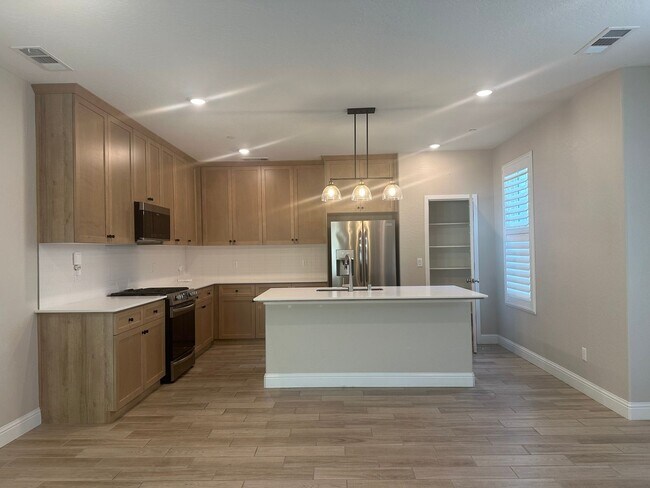 Building Photo - Modern home in a modern community featuring upgraded amities, solar, community pool + Close to Co...