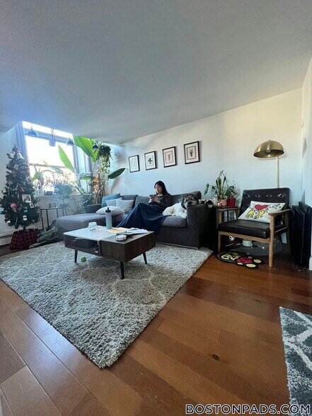 Building Photo - 12 Locust St