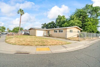 Building Photo - Charming 4-Bedroom Family Home– Available Now!