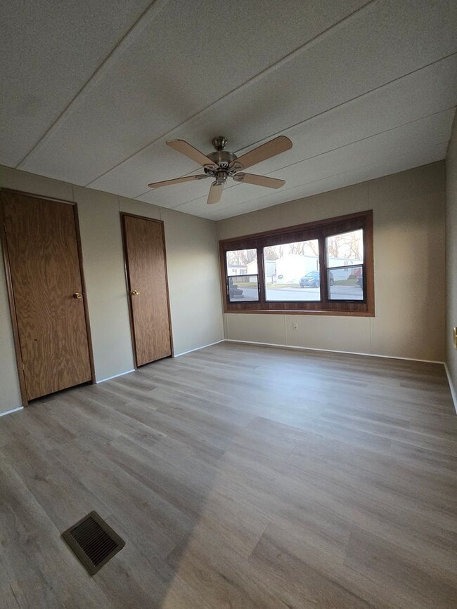 Building Photo - 3 bedroom, 2 bath Mobile Home in Yorktowne