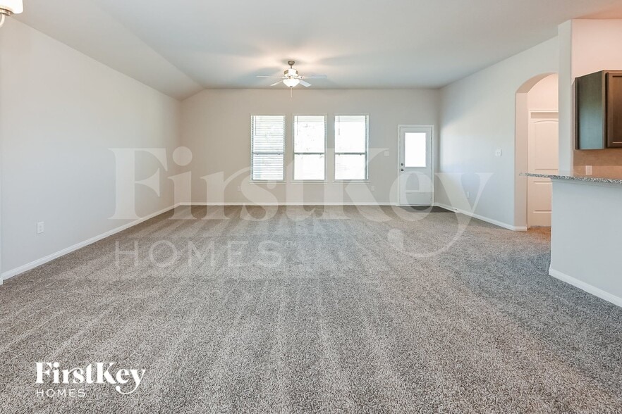 Building Photo - 14785 Country Club Dr