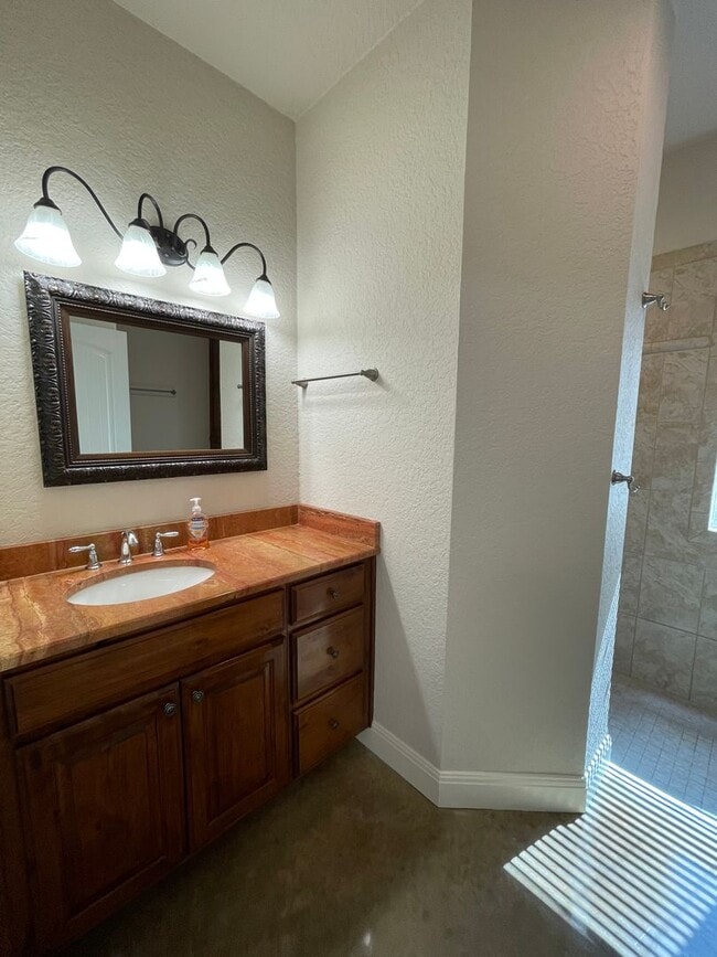 Building Photo - Guest Home in the Gated Saddlewood Estates