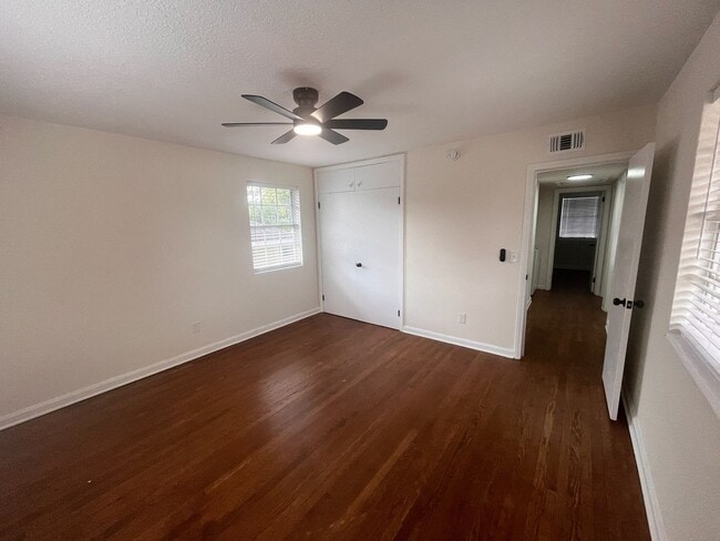 Building Photo - Two Bedroom One Bath Upstairs Apartment In Avondale