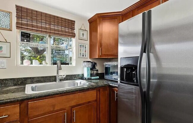Building Photo - Upscale Living at Its Finest