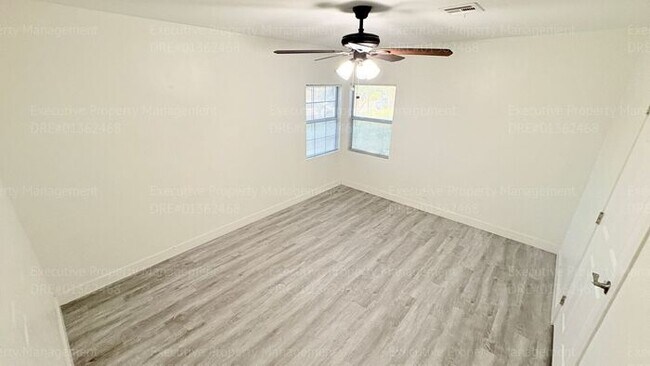 Building Photo - 3 Bedroom 2 bathroom house located near the Kern Medical Hospital, East Bakersfield High, and a s...