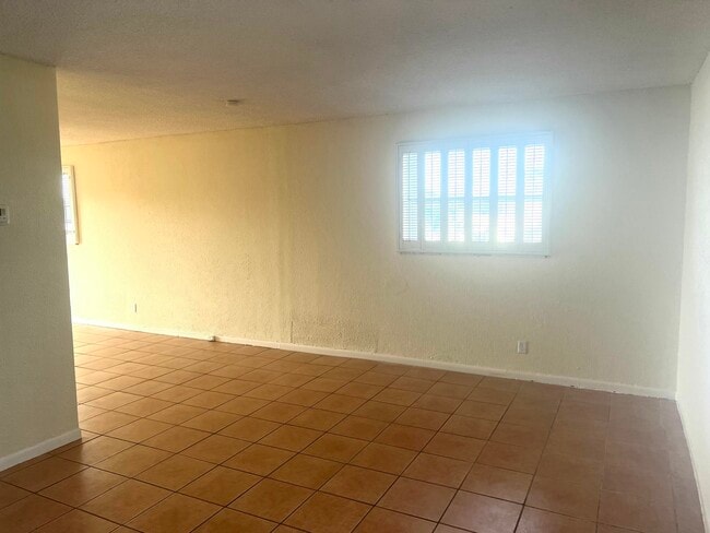 Building Photo - 1100 SE 4th Ave