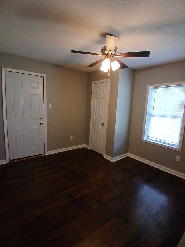 Building Photo - Newly Renovated 2 bedroom 1 bathroom - OPE...