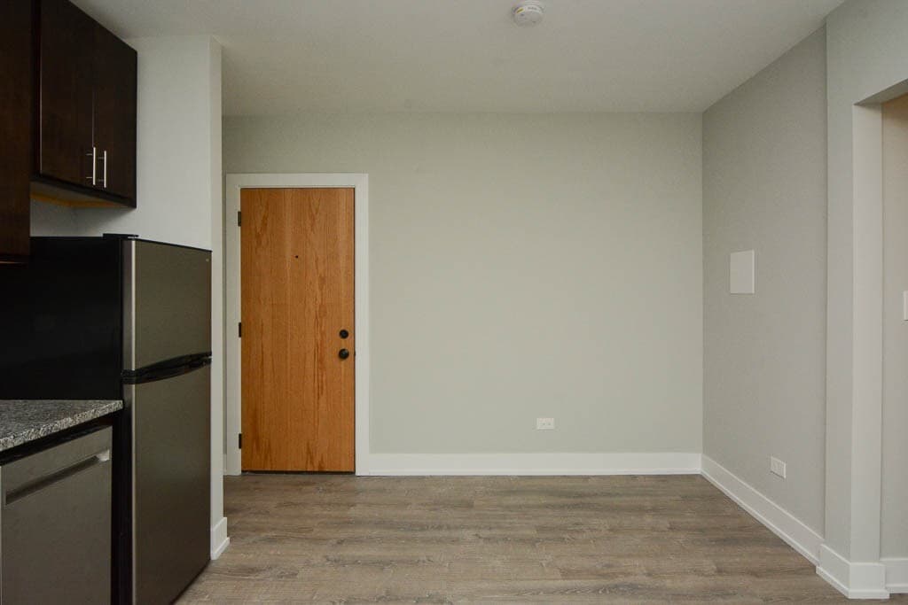 Building Photo - 533 W Belden Ave
