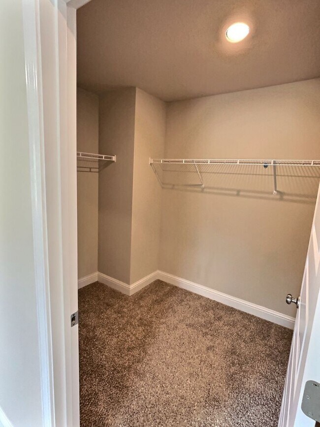 Building Photo - Large 4-bedroom home located in the South ...