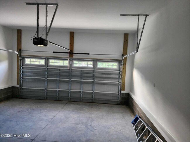 Building Photo - 613 Hobbs Dr