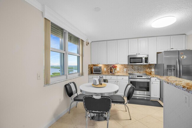 Building Photo - 5049 N Hwy A1A