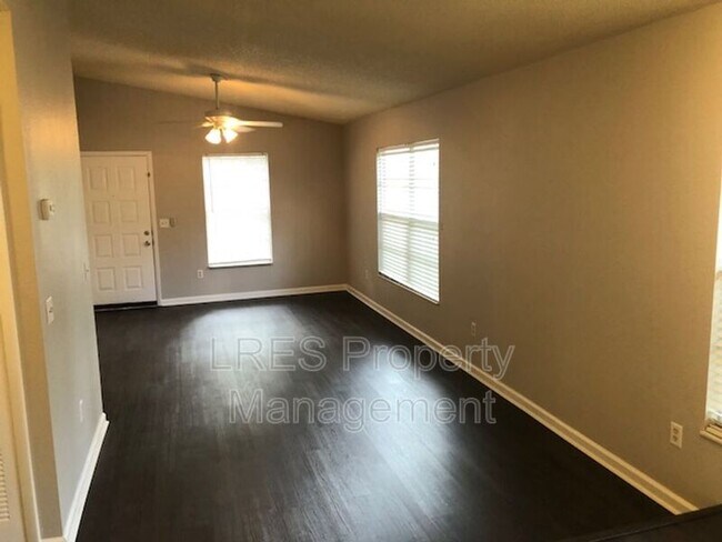 Building Photo - 1406 Northlake Dr