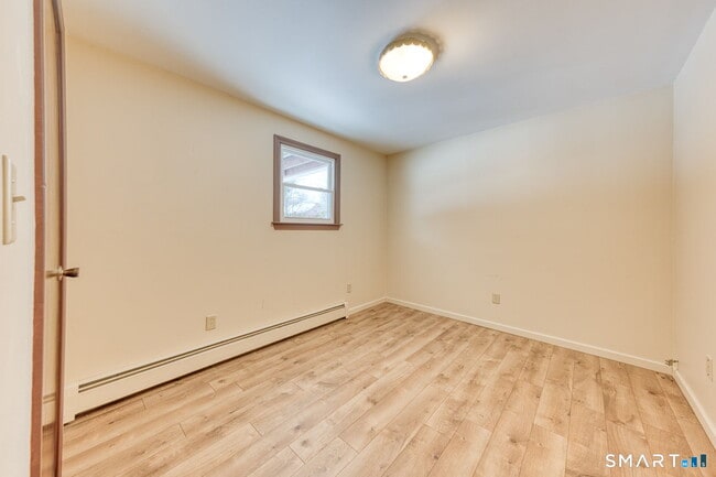 Building Photo - 5 Cutler Ln