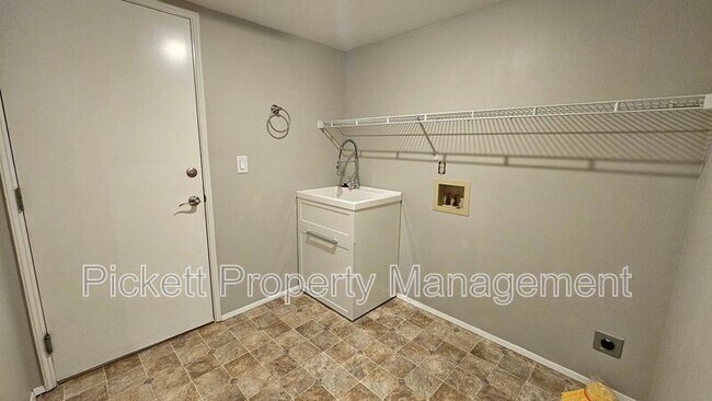 Building Photo - 6559 Gleneagle Ave SW