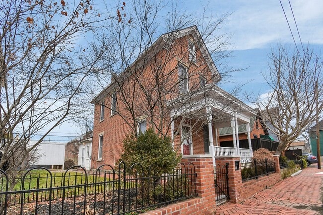 Building Photo - Stunning and Spacious 3 Bedroom House