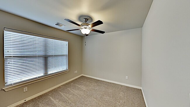 Building Photo - 4 Bedroom 2 Bathroom 2 Car Garage Home with Storm Shelter in East Edmond