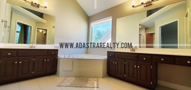 Building Photo - Gorgeous Updated Home in Blue Valley, South Overland Park-Available in APRIL!!