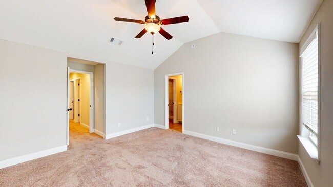 Building Photo - Conveniently located townhouse in Evans!