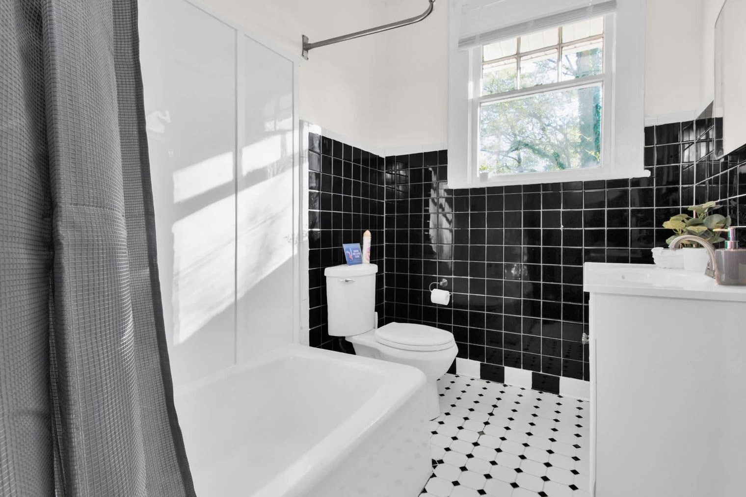 Building Photo - 424 Pearl St