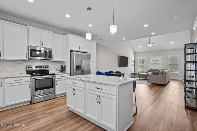 Building Photo - 127 Lark Dr