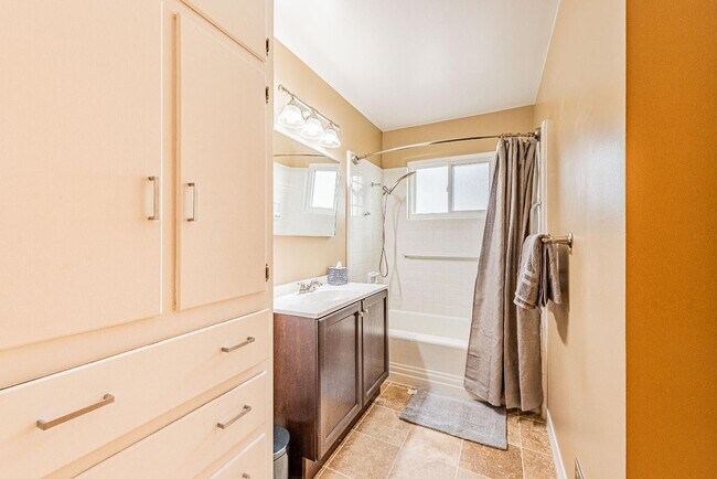 Building Photo - 444 Sierra Dr SE