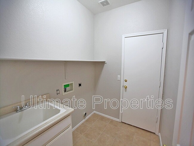 Building Photo - 8336 W Pontiac Dr