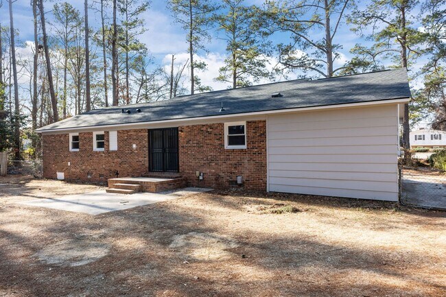 Building Photo - Welcome to the 3 Bed 2 Bath in Fayetteville