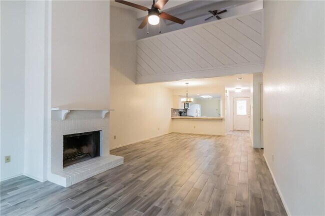 Building Photo - 7211 Lakewood Dr