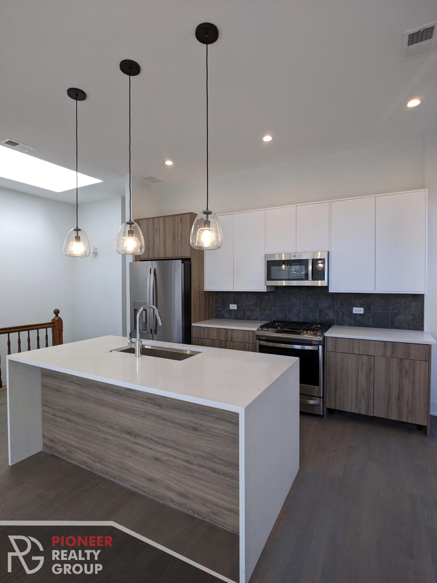 Building Photo - 2120 W Belmont Ave