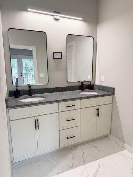 Master Bath - 100 Textile Ct