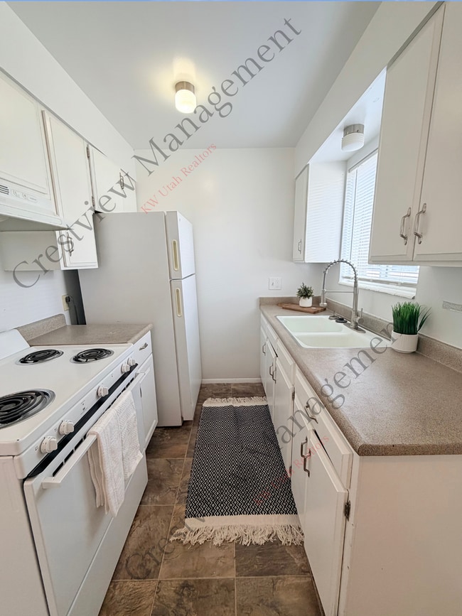 Building Photo - 549 Stringham Ave