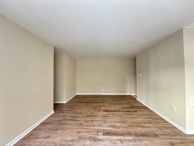 Building Photo - 3825 N Pine Grove Ave