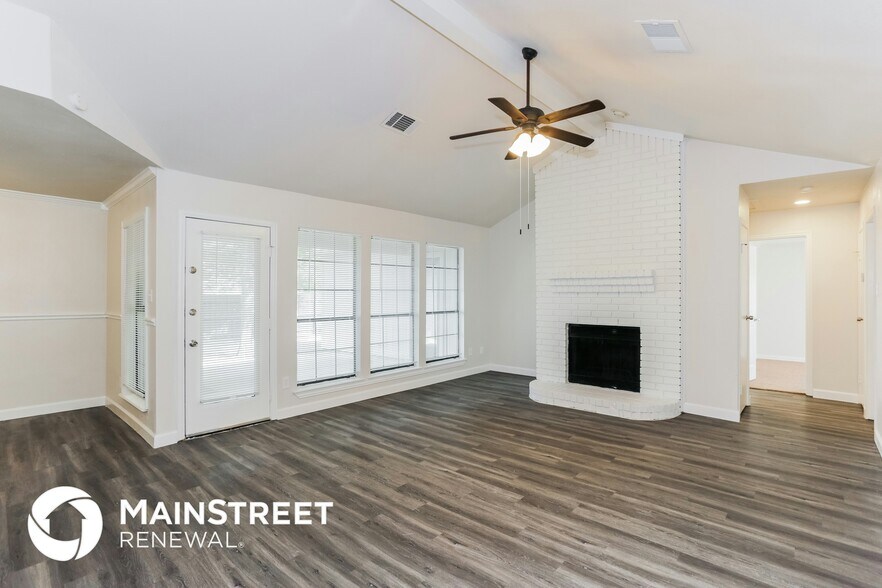 Building Photo - 2401 Cypress Dr