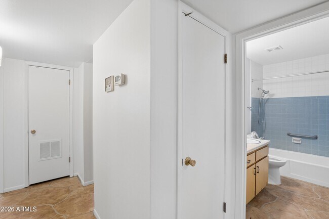 Building Photo - 1014 E Balboa Cir