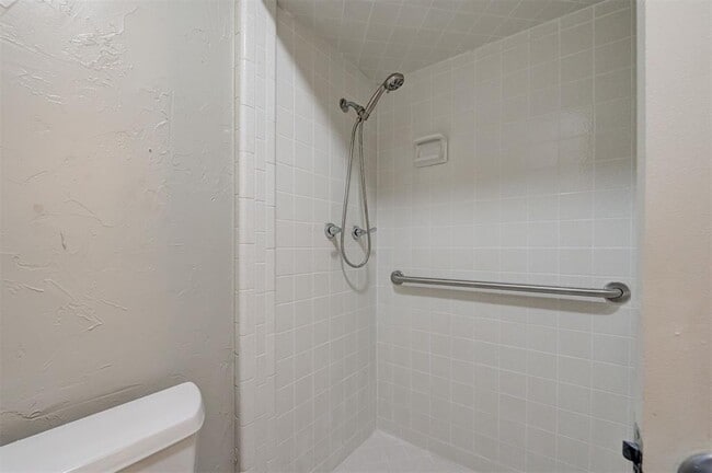 Building Photo - 9009 Lakeaire Dr