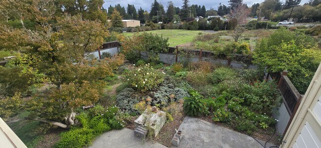 Building Photo - Beautiful Home With Incredible Views