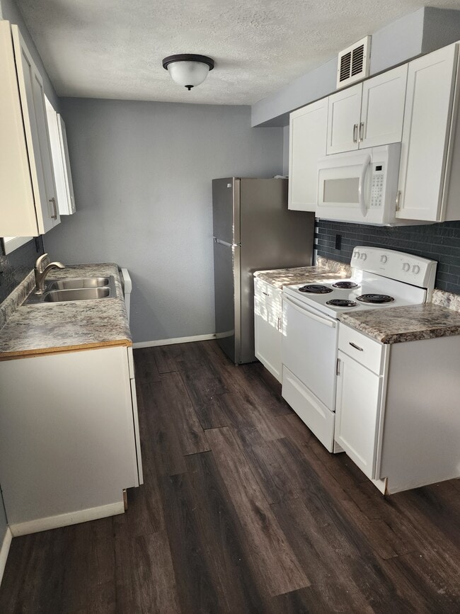 Building Photo - 609 N Prairie Ave