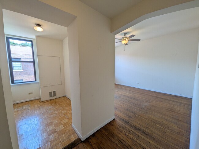 Building Photo - 3147 W Medill Ave
